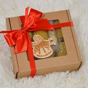 6 Tītas bišu vaska sveces iesaiņotas kastītē 5cm x 3cm, lūpu balzāms un magnēts. Perfekta Ziemassvētku dāvana