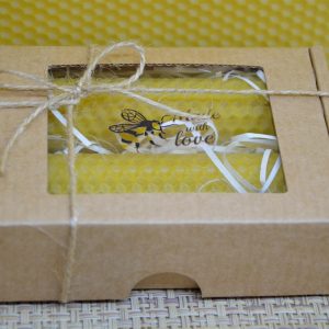 2 Tītas bišu vaska sveces iesaiņotas kastītē 10cm x 2.5cm. Perfekta Ziemassvētku dāvana